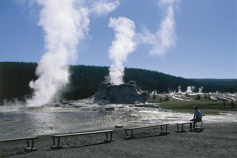 一个人,横图,室外,白天,火山,美景,美国,长椅,景观,联合国,座位,天空,自然,地标建筑,表,景色,摄影,北美,北美洲,国家公园,自然风光,美洲,爆发,怀俄明,黄石公园,万里无云,间歇泉,北亚美利加洲,亚美利加洲,地质学,自然地理,活火山,彩图,旅行,美利坚合众国,联合国教科文组织