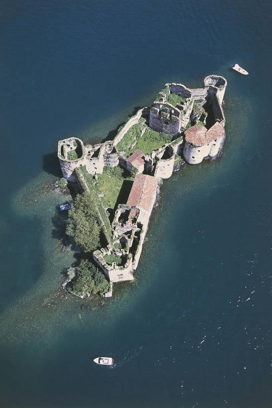 无人,竖图,俯视,航拍,室外,白天,湖,船,意大利,城堡,屋顶,岛,围墙,塔,历史,废墟,摄影,鸟瞰,意大利文化,马祖尔湖,古代文明,彩图,高角度拍摄