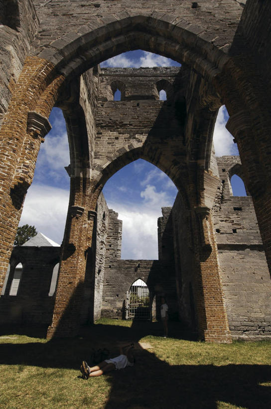 一个人,躺,竖图,室外,白天,建筑,行人,游客,游人,朦胧,模糊,拱门,历史,路人,旅客,废墟,地标建筑,放松,摄影,将军,哥特式风格,百慕大,圣乔治,大西洋群岛,过客,彩图,旅行,大教堂