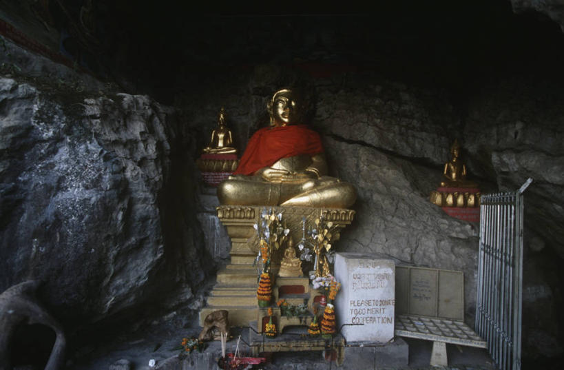 无人,栏杆,横图,白天,雕塑,老挝,光线,长袍,雕像,光芒,金色,摄影,洞穴,佛教,宗教建筑,美术工艺,盘着腿坐,彩图