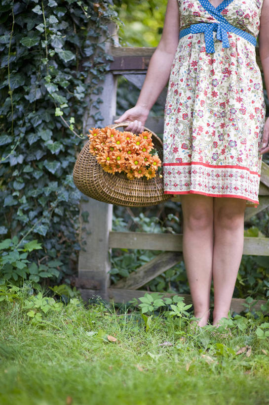 成年人,一个人,站,竖图,室外,特写,白天,正面,美景,植物,英国,仅一个女性,木制,篮子,大门,庭院,景观,拿着,英格兰,花,自然,花束,夏天,赤脚,景色,摄影,生活方式,自然风光,女人,彩图,对焦,太阳裙