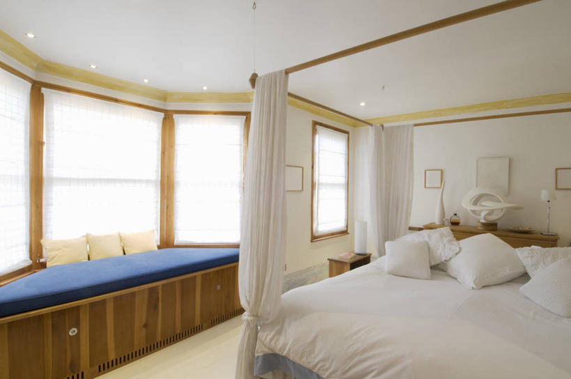 无人,横图,室内,白天,床,卧室,长椅,首都,床上用品,现代,英格兰,座位,白色,容器,箱子,工具箱,摄影,储藏,储存,彩图,贮存,四柱床