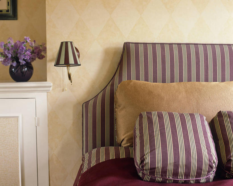 无人,横图,室内,特写,白天,壁纸,床,卧室,条纹,床上用品,钻石,英格兰,灯,红色,奶油,摄影,软垫,式样,彩图,装裱