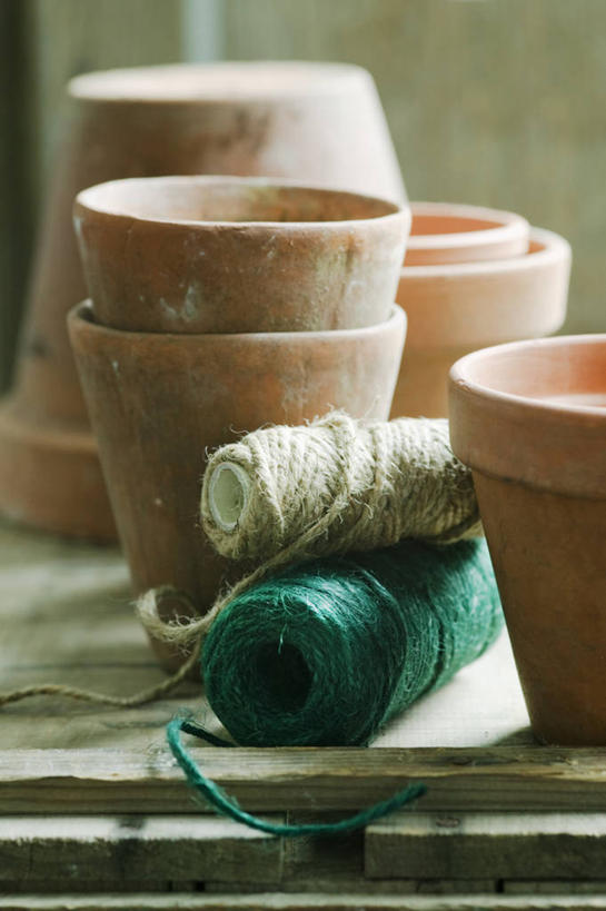 无人,竖图,室内,特写,白天,留白,静物,花盆,木制,园艺,褐色,设备,架子,盒子,球,物品,排列,棚,绿色,容器,球体,线绳,摄影,粘土,板条箱,彩图,全画面,全框架,全帧,全画幅,对焦