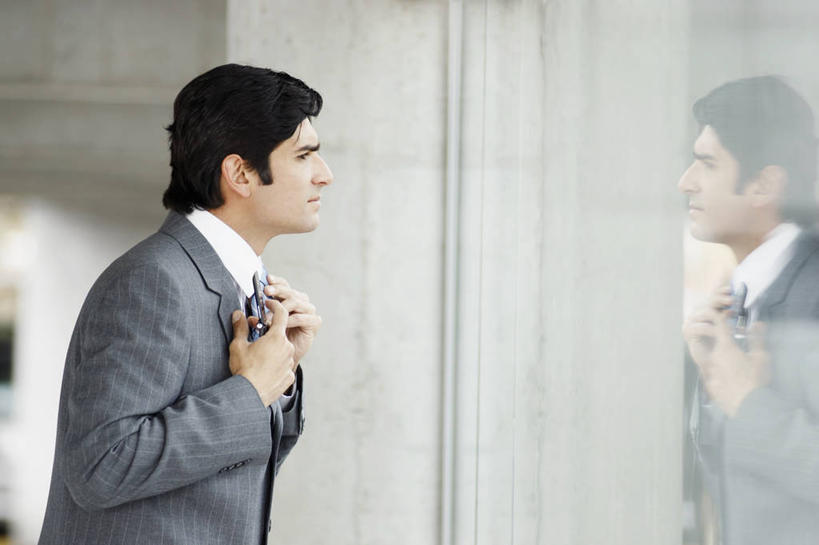 西方人,中年人,头发,一个人,商务人士,商务男性,站,横图,室内,侧面,衬衫,商务,通讯,手机,欧洲,欧洲人,仅一个男性,仅一个人,仅一个中年男性,准备,套装,正装,眼镜,联系,图像,拿着,衣服,黑色,概念,摄影,企业,公司,种族,主题,商务装,调整,翻盖手机,视角,工薪阶层,构图,无线电技术,男人,男性,中年男性,白种人,白领,上班族,电话机,触摸,半身,彩图,衬衣,时空