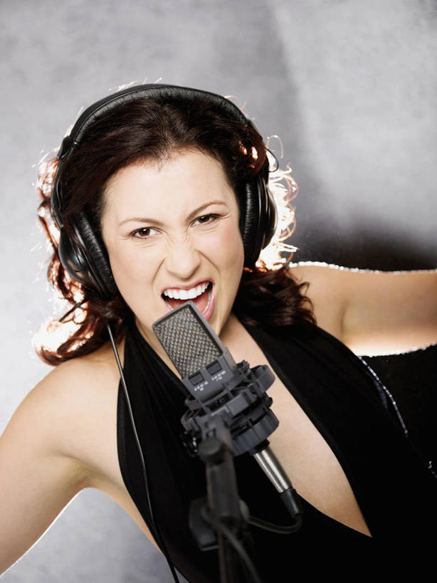 西方人,成年人,脸,头,脸颊,一个人,站,举,竖图,室内,特写,正面,时尚,快乐,幸福,热情,欧洲,欧洲人,仅一个年轻女性,仅一个女性,仅一个人,表演,音乐,图像,休闲装,表演者,肩膀,衣服,耳机,手势,托,张嘴,概念,摄影,惊奇,唱,麦克风,录音,享乐,种族,主题,肖像,视角,张大嘴巴,放音设备,构图,技能,年轻女性,女人,女性,白种人,年轻人,头部,长发,脸部,脸蛋,面部,张开嘴,外衣,歌手,举起,举手,举着,向上举,向上伸,向上托,张开手臂,半身,彩图,数码录音机,数字录音器,时空,魅力,打手势,美人