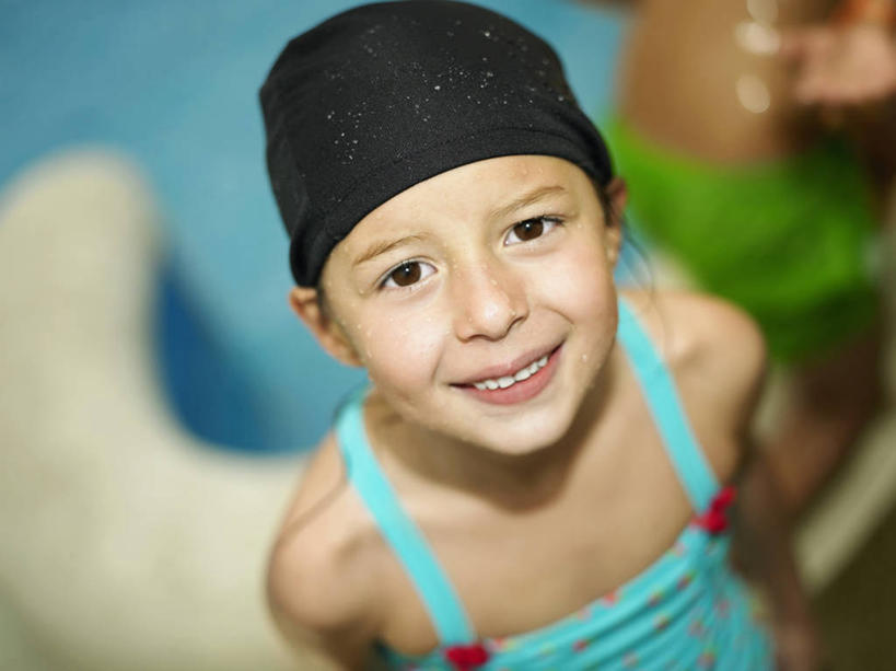 西方人,儿童,一个人,体育馆,游泳池,运动场,笑,微笑,露齿笑,横图,俯视,室外,特写,白天,泳装,锻炼,幸福,纯洁,运动,水,帽子,欧洲,欧洲人,仅一个女性,仅一个人,图像,体育场,小孩,衣服,仅一个小孩,概念,鸭舌帽,活力,可爱,童年,童趣,摄影,年龄,享乐,种族,主题,肖像,自然现象,视角,童真,烂漫,无邪,运动馆,构图,天真,女孩,女人,女性,白种人,孩子,休闲活动,半身,彩图,高角度拍摄,泳衣,时空,女生