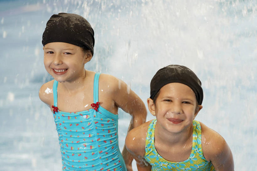 西方人,儿童,脸,头,脸颊,一个人,两个人,体育馆,游泳池,运动场,站,笑,微笑,露齿笑,横图,俯视,室外,特写,白天,正面,泳装,度假,幸福,纯洁,水,欧洲,欧洲人,仅一个女性,仅一个人,溅,图像,体育场,肩膀,小孩,衣服,仅一个小孩,概念,可爱,童年,童趣,摄影,年龄,享乐,愉悦,种族,游泳帽,主题,肖像,自然现象,视角,童真,烂漫,无邪,运动馆,构图,天真,女孩,女人,女性,白种人,孩子,头部,脸部,脸蛋,面部,休闲活动,半身,彩图,高角度拍摄,泳衣,旅行,时空,女生