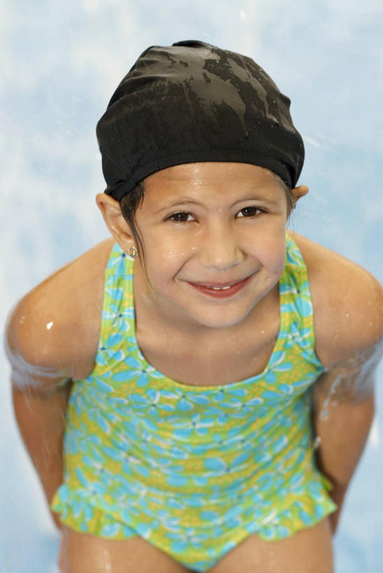 西方人,儿童,一个人,体育馆,游泳池,运动场,坐,笑,微笑,露齿笑,竖图,俯视,室外,特写,白天,正面,泳装,度假,幸福,纯洁,水,欧洲,欧洲人,仅一个女性,仅一个人,图像,体育场,小孩,衣服,仅一个小孩,概念,可爱,童年,童趣,摄影,年龄,享乐,愉悦,种族,游泳帽,主题,肖像,自然现象,视角,童真,烂漫,无邪,运动馆,构图,天真,女孩,女人,女性,白种人,孩子,休闲活动,半身,彩图,高角度拍摄,泳衣,旅行,时空,女生