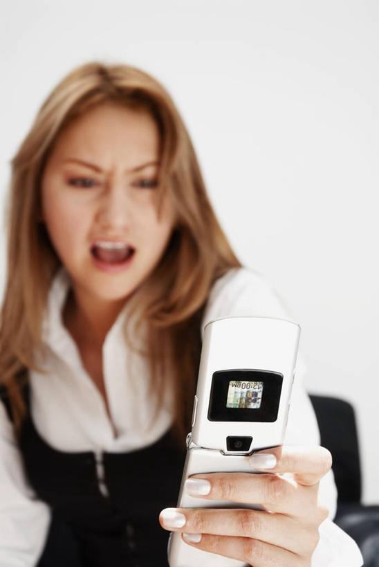 西方人,成年人,手,头发,一个人,打电话,竖图,室内,特写,正面,衬衫,通讯,技术,手机,欧洲,欧洲人,仅一个年轻女性,仅一个女性,仅一个人,数字,文字,墙,联系,图像,指甲油,拿着,注视,休闲装,衣服,观察,看,张嘴,概念,手指,金色,人体,摄影,观看,察看,化妆用品,关注,种族,发短信,主题,翻盖手机,视角,张大嘴巴,构图,无线电技术,年轻女性,女人,女性,白种人,年轻人,长发,发型,直发,电话机,张开嘴,触摸,半身,彩图,时空,开领