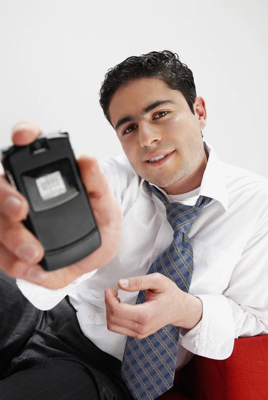 西方人,成年人,手,头发,一个人,坐,笑,微笑,露齿笑,竖图,室内,正面,衬衫,商务,通讯,幸福,骄傲,技术,沙发,手机,欧洲,欧洲人,仅一个男性,仅一个人,裤子,墙,领带,联系,图像,拿着,座位,仅一个年轻男性,黑色,概念,放松,人体,摄影,袖子,种族,近景,主题,肖像,出示,翻盖手机,视角,构图,无线电技术,想法,男人,男性,年轻男性,白种人,年轻人,白领,电话机,外衣,休闲活动,触摸,彩图,领饰,时空,办公室职员,开领