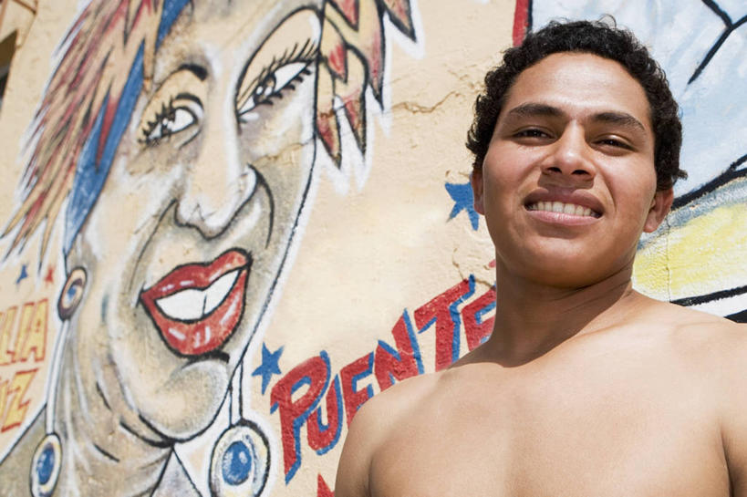 西方人,成年人,健壮,一个人,站,笑,微笑,露齿笑,横图,室外,特写,白天,正面,时尚,绘画,快乐,幸福,窗户,欧洲,欧洲人,仅一个男性,仅一个人,艺术,文字,墙,古典,图像,漂亮,文化,裸露,壁画,仅一个年轻男性,衣服,工艺品,品味,概念,个性,摄影,英文字母,美术,高雅,酷,时髦,种族,肖像,裸,视角,美学,构图,时兴,男人,男性,年轻男性,白种人,年轻人,半身,彩图,涂鸦,时空,韧性,摆拍,安防系统,态度