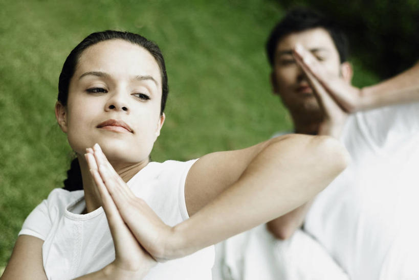 西方人,成年人,脸,头,脸颊,头发,两个人,横图,室外,特写,白天,正面,锻炼,运动,欧洲,欧洲人,弯腰,T恤,图像,休闲装,肩膀,草,衣服,黑色,看,概念,瑜珈,摄影,宗教,希望,种族,近景,主题,视角,弹性,构图,男人,年轻男性,年轻女性,女人,白种人,年轻人,头部,脸部,脸蛋,面部,彩图,祈祷式,时空