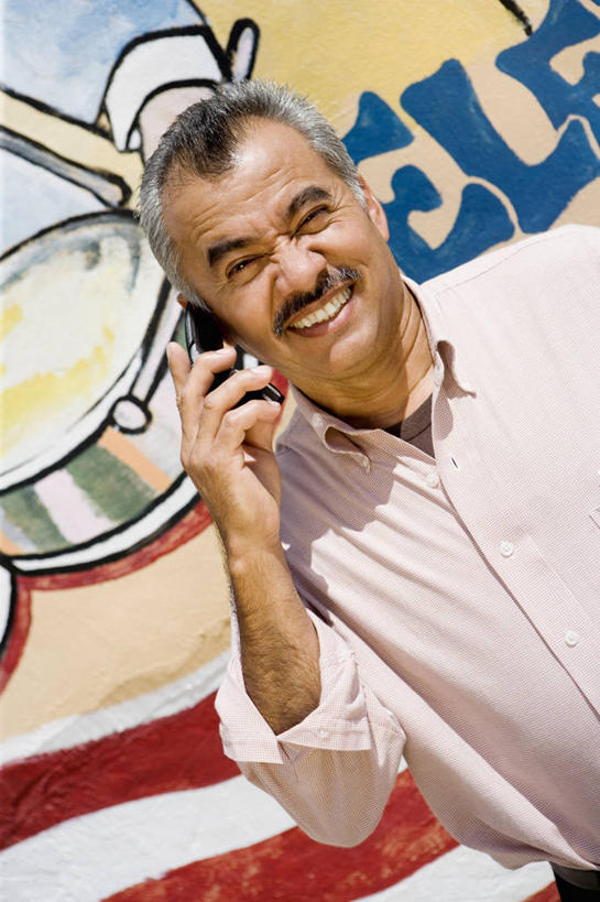 西方人,成年人,中年人,老年人,皱纹,头发,一个人,站,笑,打电话,微笑,露齿笑,竖图,室外,特写,白天,正面,衬衫,绘画,快乐,通讯,幸福,技术,手机,欧洲,欧洲人,仅一个男性,仅一个人,仅一个中年男性,艺术,墙,古典,联系,听,图像,拿着,休闲装,文化,壁画,衣服,工艺品,品味,概念,摄影,美术,袖子,毛发,高雅,种族,主题,肖像,翻盖手机,视角,美学,构图,无线电技术,男人,男性,中年男性,白种人,小胡子,电话机,说话,半身,彩图,挤眉弄眼,时空,发际线后移,开领