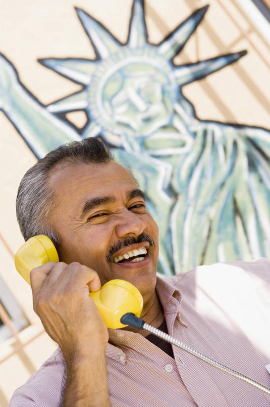 西方人,成年人,中年人,老年人,脸,头,脸颊,头发,一个人,笑,打电话,微笑,露齿笑,竖图,室外,特写,白天,正面,衬衫,绘画,快乐,通讯,幸福,欧洲,欧洲人,仅一个男性,仅一个人,仅一个中年男性,艺术,墙,古典,联系,听,图像,拿着,休闲装,文化,肩膀,壁画,衣服,工艺品,品味,概念,摄影,美术,毛发,高雅,种族,主题,肖像,视角,美学,构图,听筒,男人,男性,中年男性,白种人,头部,小胡子,脸部,脸蛋,面部,电话机,座机,说话,彩图,欢乐,时空,发际线后移,开领,好消息