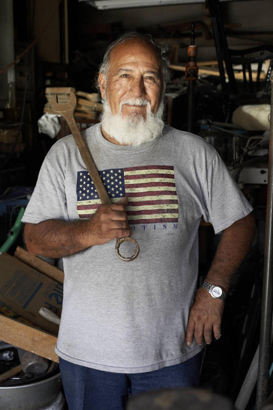 成年人,老年人,胡须,一个人,人群,站,竖图,室内,正面,车间,旗帜,国旗,许多,生锈,符号,很多,T恤,图像,拿着,职业,人体,美国国旗,摄影,腐蚀,侵蚀,毛发,近景,主题,肖像,视角,爱国主义,手工具,构图,腐化,扳钳,锈迹斑斑,老年男性,男人,男性,胡子,络腮胡,小胡子,彩图,时空,摆拍