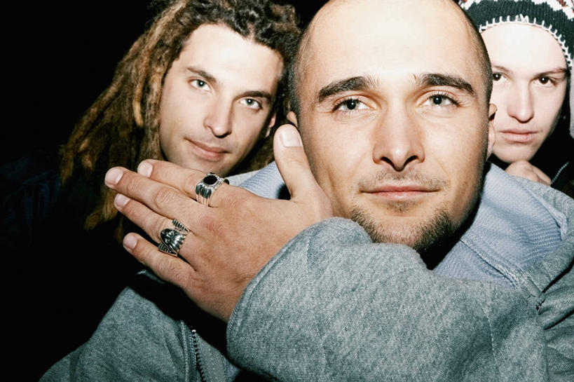 西方人,成年人,脸,头,脸颊,一个人,三个人,人群,横图,室内,特写,正面,友谊,帽子,欧洲,欧洲人,仅一个男性,仅一个人,黑色背景,图像,休闲装,肩膀,仅一个年轻男性,衣服,黑色,戒指,手势,概念,摄影,种族,肖像,视角,编织帽,构图,脱发,男人,男性,年轻男性,白种人,年轻人,头部,发型,脸部,脸蛋,面部,半身,彩图,影棚拍摄,雷鬼头,时空,打手势