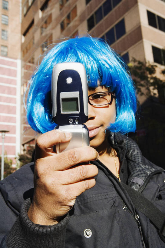 西方人,成年人,脸,头,脸颊,一个人,笑,微笑,露齿笑,竖图,室外,特写,白天,通讯,幸福,城市,建筑,手机,欧洲,非洲,黑人,欧洲人,仅一个年轻女性,仅一个女性,仅一个人,眼镜,联系,图像,拿着,注视,肩膀,衣服,观察,看,概念,摄影,观看,察看,人造,染发,都市风光,关注,主题,翻盖手机,构图,无线电技术,年轻女性,女人,女性,非洲人,年轻人,头部,脸部,脸蛋,面部,电话机,触摸,彩图,时空