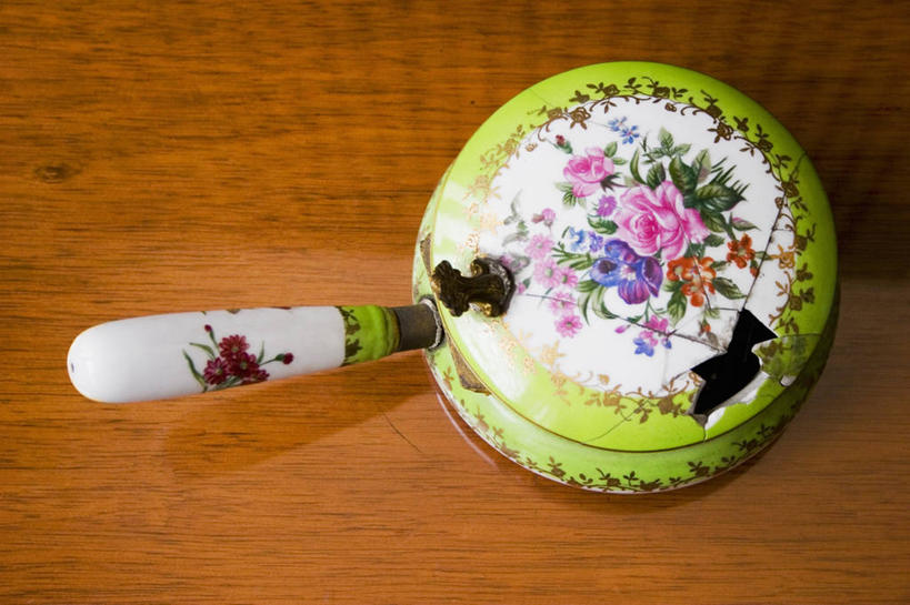 无人,横图,俯视,室内,特写,家具,桌子,静物,花纹,图像,破坏,锅,破损,一个,概念,摄影,单个,煎锅,损坏,下降,视角,构图,式样,彩图,高角度拍摄,时空