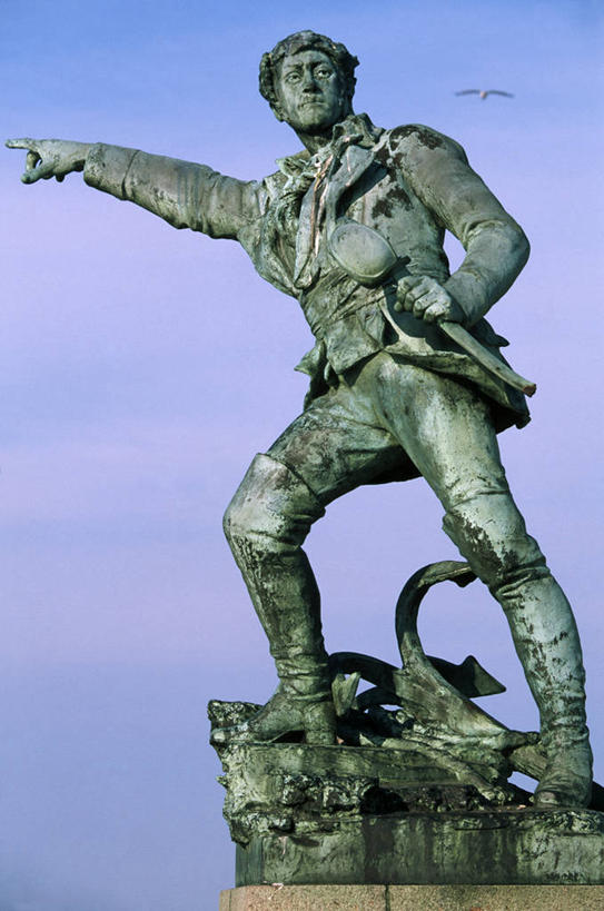 西方人,一个人,无人,站,举,竖图,室外,白天,仰视,旅游,度假,日落,标志建筑,地标,建筑,鸟,雕塑,法国,欧洲,欧洲人,仅一个男性,仅一个人,指,服装,艺术,装饰,鸟类,雕刻,雕像,晚霞,霞光,落日,注视,指点,娱乐,建设,仅一个年轻男性,衣服,天空,黄昏,工艺品,天,观察,看,托,站着,享受,休闲,旅游胜地,彩霞,放松,服饰,观看,纪念,美术,察看,指向,衣着,布列塔尼,西欧,圣马洛,穿着,关注,法兰西,主题,陈列,法兰西共和国,首府,功能,美学,法兰西第五共和国,衣饰,夕照,薄暮,布列塔尼地区,伊勒.维莱讷省,男人,男性,年轻男性,白种人,夕阳,举起,举手,举着,向上举,向上伸,向上托,站立,彩图,低角度拍摄,全身,傍晚,圣马洛区,斜阳,圣马罗