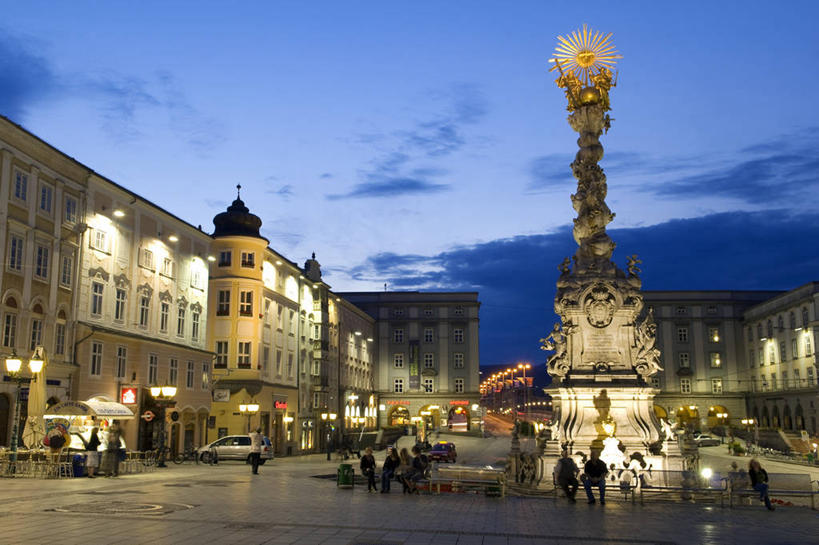 西方人,家,走,横图,室外,白天,仰视,旅游,度假,日落,标志建筑,道路,地标,建筑,路,公路,汽车,雕塑,奥地利,欧洲,欧洲人,行人,阴影,服装,艺术,装饰,光线,雕刻,雕像,影子,房屋,屋子,晚霞,霞光,落日,灯光,交通,许多人,注视,休闲装,娱乐,建设,楼房,路人,住宅,车,衣服,黄昏,工艺品,交通工具,轿车,观察,看,一群人,享受,休闲,休闲服,旅游胜地,彩霞,放松,服饰,观看,纪念,美术,察看,关注,载具,主题,陈列,中欧,首府,功能,美学,奥地利共和国,夕照,薄暮,过客,林茨,林兹,上奥地利州,男人,男性,年轻男性,年轻女性,女人,女性,白种人,夕阳,马路,步行,散步,走路,半身,彩图,低角度拍摄,傍晚,房子,斜阳