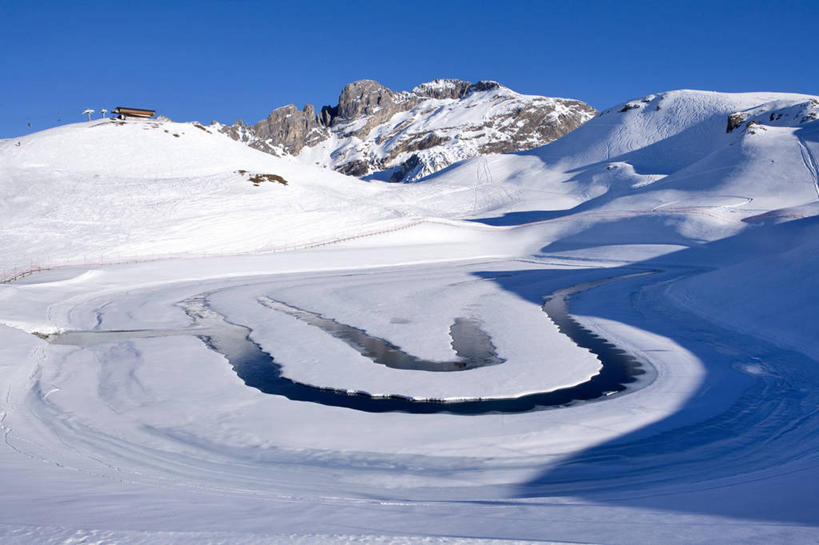 无人,工厂,横图,室外,白天,正面,旅游,度假,技术,美景,山,雪,雪山,大雪,法国,欧洲,阴影,环保,光线,科学,影子,冰,积雪,景观,山峰,雪景,冬季,冬天,山峦,娱乐,蓝色,蓝天,天空,阳光,自然,天,享受,休闲,发电厂,发电站,景色,放松,寒冷,工业,能源,晴朗,回收,资源,冰冷,西欧,法兰西,自然风光,能量,利用,低碳,循环,万里无云,法兰西共和国,法兰西第五共和国,严寒,冰凉,酷寒,凛冽,凛凛,极冷,持续,萨瓦省,晴空,晴空万里,彩图,制造厂,生产工厂,罗讷.阿尔卑斯,罗讷.阿尔卑斯大区,高雪维尔,三峡谷,三峡谷滑雪场