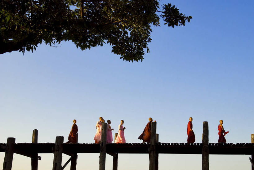 东方人,尼姑,和尚,走,横图,室外,白天,仰视,植物,缅甸,亚洲,阴影,光线,木板,影子,桥,木桥,许多人,注视,黄种人,栈桥,树,树木,蓝色,绿色,蓝天,天空,阳光,自然,天,观察,看,一群人,东南亚,生长,晴朗,成长,观看,人行桥,木板桥,察看,关注,万里无云,缅甸联邦,袍子,曼德勒省,阿马拉布拉古城,男人,男性,年轻男性,年轻女性,女人,女性,亚洲人,晴空,晴空万里,比丘,比丘尼,佛姑,高僧,僧,僧侣,僧人,沙门尼,沙弥,沙弥尼,修女,修行僧,耶姑,步行,散步,走路,彩图,低角度拍摄,全身,乌本桥,僧衣