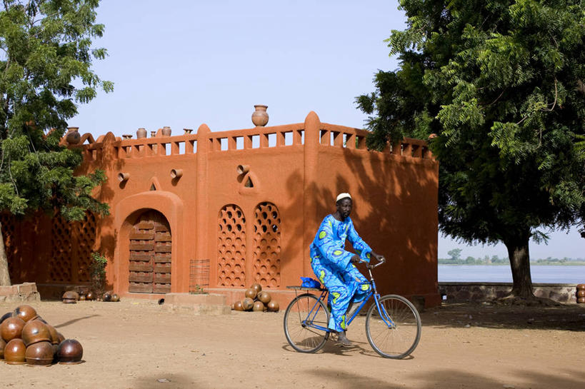 西方人,一个人,坐,横图,室外,白天,侧面,民族服装,度假,美景,植物,城市风光,城市,自行车,欧洲,非洲,马里,黑人,欧洲人,仅一个男性,仅一个人,一辆,握,阴影,光线,影子,景观,注视,娱乐,车,脚踏车,树,树木,仅一个年轻男性,骑,蓝色,绿色,蓝天,天空,阳光,自然,交通工具,天,观察,看,骑车,享受,休闲,景色,放松,握着,生长,晴朗,成长,观看,察看,关注,载具,万里无云,首府,阿非利加洲,马里共和国,西非,男人,男性,年轻男性,非洲人,晴空,晴空万里,坐着,彩图,全身,传统服装,民俗服,塞古,塞古区