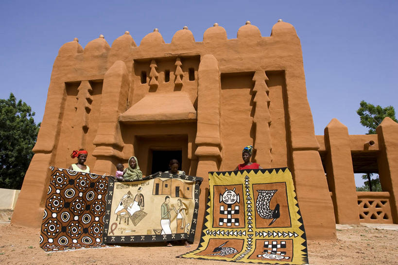 西方人,婴儿,儿童,中年人,家庭,母亲,伙伴,朋友,站,横图,室外,白天,仰视,民族服装,友谊,纯洁,欧洲,非洲,马里,黑人,欧洲人,五个人,握,阴影,花纹,光线,布,头巾,图案,影子,墙,许多人,布纹,注视,墙壁,墙面,小孩,蓝色,蓝天,天空,阳光,天,观察,看,站着,一群人,温暖,温馨,一家人,可爱,母爱,童年,童趣,握着,活泼,晴朗,观看,布匹,和睦,察看,关注,宝宝,童真,纯真,烂漫,无邪,万里无云,首府,阿非利加洲,母婴,马里共和国,西非,伶俐,天真,友情,女人,女性,中年女性,非洲人,孩子,商人,晴空,晴空万里,站立,彩图,低角度拍摄,全身,传统服装,民俗服,融洽,塞古,塞古区