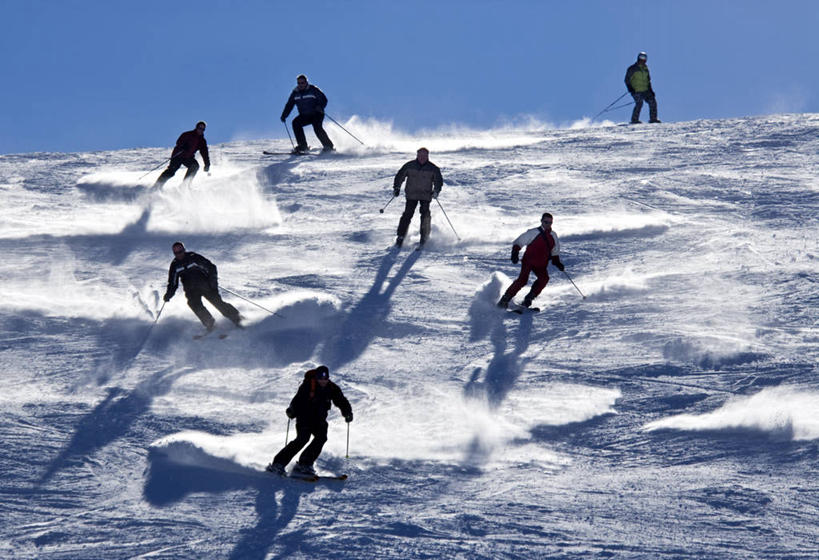 西方人,横图,室外,白天,正面,锻炼,运动,山,雪,雪山,大雪,法国,欧洲,欧洲人,握,阴影,飞溅,服装,溅,光线,滑雪,工具,器材,影子,冰,积雪,山峰,雪景,冬季,冬天,山峦,许多人,注视,运动器械,衣服,蓝色,蓝天,天空,阳光,天,观察,看,一群人,温暖,器械,健身器械,寒冷,握着,服饰,晴朗,拐杖,观看,保暖,滑雪板,滑雪杖,察看,冰冷,御寒,西欧,关注,喷洒,法兰西,健身器材,滑雪服,滑雪装备,万里无云,法兰西共和国,法兰西第五共和国,严寒,辅助设备,冰凉,酷寒,凛冽,凛凛,极冷,冬季运动,竞技服,旅游服,萨瓦省,冬装,体育,男人,男性,年轻男性,年轻女性,女人,女性,白种人,晴空,晴空万里,彩图,全身,健身,瓦勒迪泽尔,罗讷.阿尔卑斯,罗讷.阿尔卑斯大区,运动器材