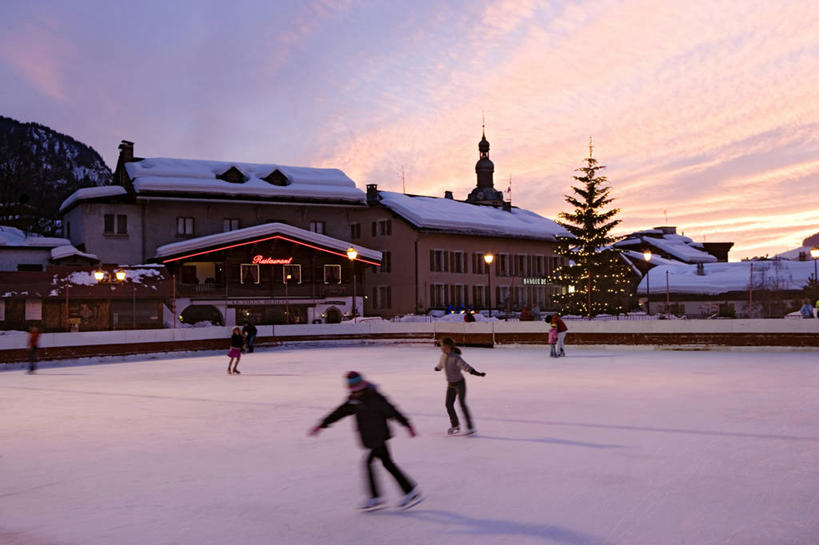 西方人,儿童,家,伸展双臂,横图,室外,白天,正面,纯洁,滚轴溜冰,日落,雪,植物,大雪,帽子,法国,欧洲,欧洲人,阴影,服装,装饰,光线,影子,房屋,屋子,冰,积雪,晚霞,霞光,雪景,冬季,冬天,落日,公寓,灯光,旱冰鞋,溜冰鞋,许多人,注视,休闲装,洋房,楼房,住宅,树,树木,小孩,衣服,绿色,自然,黄昏,手套,浮冰,观察,看,一群人,休闲,温暖,休闲服,轮滑鞋,彩霞,寒冷,可爱,童年,童趣,服饰,生长,成长,观看,保暖,华丽,点缀,察看,冰冷,御寒,西欧,关注,法兰西,滑冰鞋,童真,烂漫,无邪,法兰西共和国,衬托,美观,雅致,雅观,法兰西第五共和国,严寒,单排轮滑,冰凉,流冰,浮冰块,夕照,薄暮,上萨瓦省,上萨瓦,梅杰夫,天真,溜冰,轮滑,男孩,男人,男性,女孩,女人,女性,中年女性,白种人,夕阳,敞开双臂,伸开双臂,展开双肩,张开手臂,张开双臂,彩图,全身,傍晚,房子,罗讷.阿尔卑斯,罗讷.阿尔卑斯大区,斜阳,男生,女生