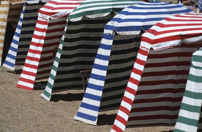 无人,家,横图,室外,白天,正面,旅游,度假,美景,沙滩,法国,欧洲,阴影,条纹,光线,沙子,影子,房屋,屋子,海岸,景观,沙地,娱乐,楼房,住宅,红色,蓝色,绿色,阳光,自然,享受,休闲,景色,放松,西欧,法兰西,自然风光,法兰西共和国,比亚里茨,阿基坦,法兰西第五共和国,亚魁当,阿基坦大区,海滩,彩图,房子,比利牛斯.大西洋省