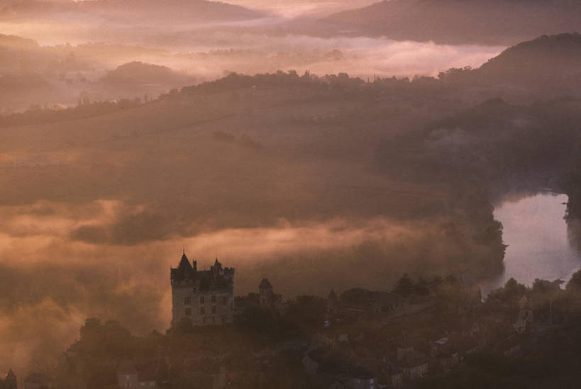 无人,横图,室外,白天,正面,旅游,度假,日出,河流,美景,山,山脉,树林,水,太阳,植物,雾,法国,欧洲,朦胧,模糊,堡垒,城堡,河水,景观,山峰,水流,朝霞,晨曦,黎明,山峦,娱乐,树,树木,绿色,倒影,阳光,自然,群山,享受,休闲,景色,放松,生长,成长,迷雾,倒映,西欧,要塞,法兰西,自然风光,法兰西共和国,阿基坦,法兰西第五共和国,反照,多尔多涅省,亚魁当,阿基坦大区,设防,多尔多涅,朝阳,大雾,彩图,卯时,破晓,日始,萨拉拉卡内达区,维特拉克