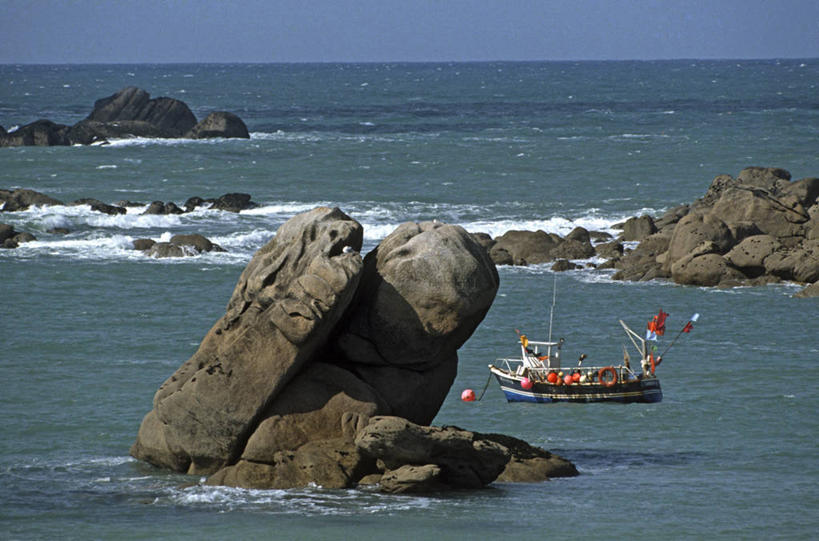 无人,横图,室外,白天,正面,旅游,度假,海浪,海洋,礁石,石头,美景,轮船,船,法国,欧洲,石子,景观,浪花,水平线,辽阔,海平线,娱乐,蓝色,蓝天,天空,自然,海水,交通工具,天,享受,休闲,广阔,景色,放松,晴朗,一望无际,布列塔尼,西欧,法兰西,自然风光,载具,海景,万里无云,法兰西共和国,法兰西第五共和国,无边无际,一马平川,菲尼斯泰尔省,布列塔尼地区,非尼斯泰尔省,大海,风浪,海,海水的波动,礁,近岸浪,石块,岩石,涌浪,晴空,晴空万里,彩图,布雷斯特区,水天相接,水天一线,凯尔卢昂