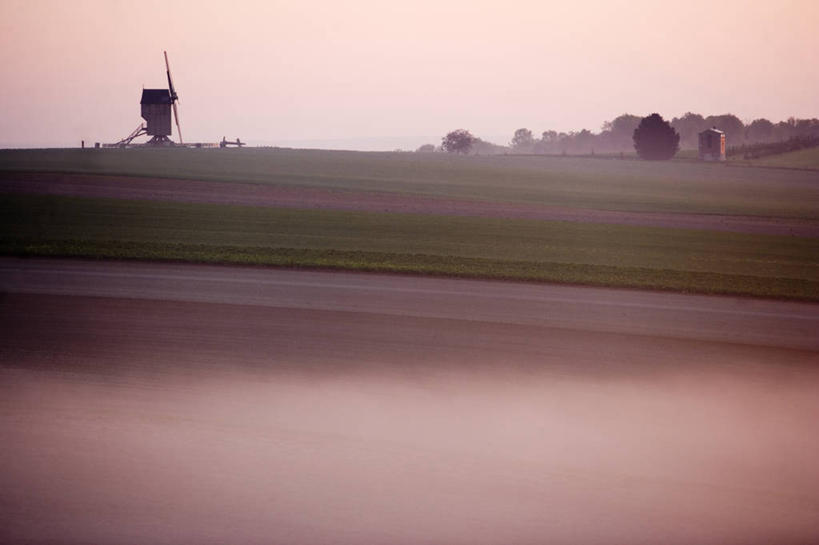 无人,家,横图,室外,白天,正面,旅游,度假,灌溉,草地,草坪,海浪,海洋,美景,日落,植物,雾,风车,法国,欧洲,环保,朦胧,模糊,房屋,屋子,景观,浪花,晚霞,霞光,落日,娱乐,楼房,住宅,草,绿色,自然,海水,黄昏,享受,休闲,景色,彩霞,放松,能源,回收,迷雾,资源,浇灌,荷兰风车,西欧,法兰西,自然风光,海景,利用,低碳,循环,法兰西共和国,磨坊,法兰西第五共和国,持续,夕照,薄暮,香槟.阿登,香槟.阿登大区,马恩省,大海,风浪,海,海水的波动,近岸浪,涌浪,大雾,夕阳,彩图,傍晚,房子,斜阳,瓦尔米