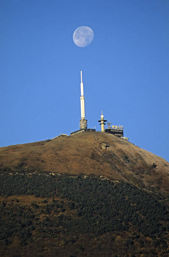 无人,竖图,室外,白天,仰视,旅游,度假,天线,卫星,草地,草坪,美景,山,山脉,植物,法国,欧洲,景观,山峰,月亮,山峦,月光,娱乐,草,蓝色,绿色,蓝天,天空,自然,群山,天,享受,休闲,景色,放松,晴朗,明亮,信号,无线电,西欧,法兰西,自然风光,卫星天线,万里无云,法兰西共和国,法兰西第五共和国,皎洁,卫星通信,卫星信号,奥弗涅,奥弗涅大区,多姆山,晴空,晴空万里,彩图,低角度拍摄