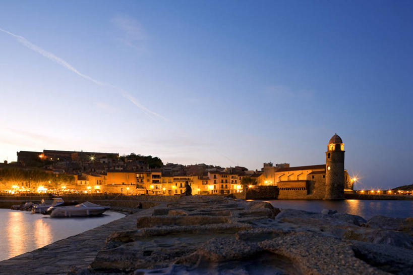 无人,家,教堂,横图,室外,白天,正面,度假,海浪,海洋,美景,沙滩,城市风光,城市,路灯,照明,法国,欧洲,阴影,节日,光线,沙子,影子,房屋,屋子,海岸,景观,浪花,云,云朵,公寓,灯光,沙地,云彩,文化,娱乐,洋房,楼房,住宅,灯,蓝色,白云,蓝天,天空,海水,天,祈祷,享受,休闲,健康,景色,放松,许愿,宗教,信仰,晴朗,纪念,祈求,照亮,基督教,照明设备,西欧,天主教,法兰西,海景,信念,法兰西共和国,法兰西第五共和国,朗格多克.鲁西永,朗格多克.鲁西永大区,东比利牛斯省,平安,大海,风浪,海,海水的波动,海滩,近岸浪,涌浪,晴空,彩图,房子,大教堂,礼拜堂,科利乌尔