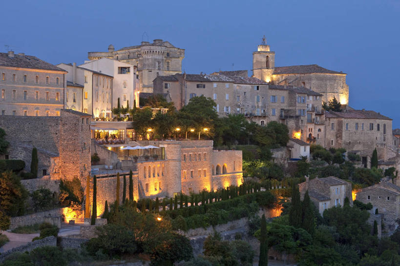 无人,家,横图,室外,白天,正面,旅游,度假,美景,植物,建筑,路灯,照明,法国,欧洲,阴影,光线,瓦片,影子,房屋,屋顶,屋子,景观,灯光,顶棚,瓦,娱乐,楼房,住宅,灯,树,树木,蓝色,绿色,蓝天,天空,自然,天,享受,休闲,景色,放松,建造,生长,成长,照亮,照明设备,西欧,沃克吕兹省,法兰西,自然风光,屋瓦,法兰西共和国,法兰西第五共和国,普罗旺斯.阿尔卑斯.蓝色海岸,普罗旺斯.阿尔卑斯.蓝色海岸大区,彩图,房子,阿普特区,戈尔代