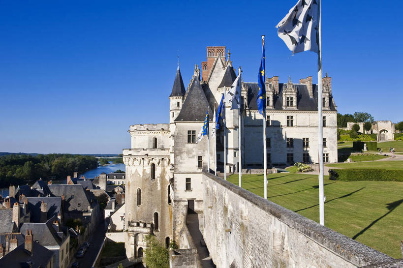 无人,家,横图,室外,白天,正面,旅游,度假,草地,草坪,河流,名胜古迹,水,植物,标志建筑,地标,建筑,旗帜,法国,欧洲,阴影,遗迹,光线,影子,堡垒,城堡,房屋,屋子,河水,水流,公寓,古迹,文物,娱乐,旗子,建设,古建筑,洋房,楼房,住宅,草,树,树木,蓝色,绿色,蓝天,天空,阳光,自然,天,享受,休闲,旅游胜地,放松,生长,晴朗,成长,西欧,要塞,法兰西,古文明,万里无云,法兰西共和国,法兰西第五共和国,旌旗,旗号,设防,安德尔.卢瓦尔省,中央大区,昂布瓦斯,晴空,晴空万里,彩图,房子,昂布瓦斯城堡