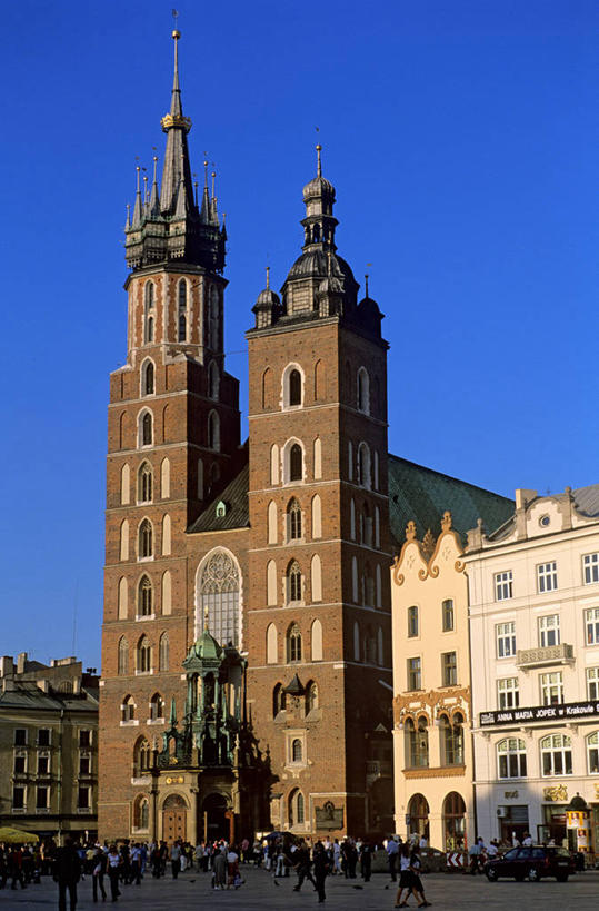 无人,家,教堂,竖图,室外,白天,仰视,旅游,度假,名胜古迹,窗户,标志建筑,地标,建筑,欧洲,波兰,阴影,节日,遗迹,光线,影子,房屋,墙,屋子,公寓,古迹,文化,文物,娱乐,建设,古建筑,洋房,楼房,玻璃窗,墙壁,墙面,住宅,蓝色,蓝天,天空,阳光,天,祈祷,享受,休闲,健康,旅游胜地,放松,许愿,宗教,信仰,晴朗,纪念,祈求,基督教,天主教,信念,古文明,中欧,万里无云,波兰共和国,克拉科夫,克拉科夫省,平安,晴空,晴空万里,彩图,低角度拍摄,房子,大教堂,礼拜堂,克拉科夫老城