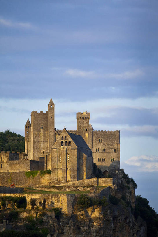 无人,教堂,竖图,室外,白天,正面,旅游,度假,名胜古迹,树林,植物,标志建筑,地标,建筑,法国,欧洲,阴影,节日,遗迹,光线,影子,堡垒,城堡,云,云朵,云彩,古迹,文化,文物,娱乐,建设,古建筑,树,树木,蓝色,绿色,白云,蓝天,天空,阳光,自然,天,祈祷,享受,休闲,健康,旅游胜地,放松,许愿,宗教,信仰,生长,晴朗,成长,纪念,祈求,基督教,西欧,要塞,天主教,法兰西,信念,古文明,法兰西共和国,阿基坦,法兰西第五共和国,多尔多涅省,亚魁当,阿基坦大区,设防,多尔多涅,平安,晴空,彩图,大教堂,礼拜堂,贝纳克和卡泽纳克,萨拉拉卡内达区