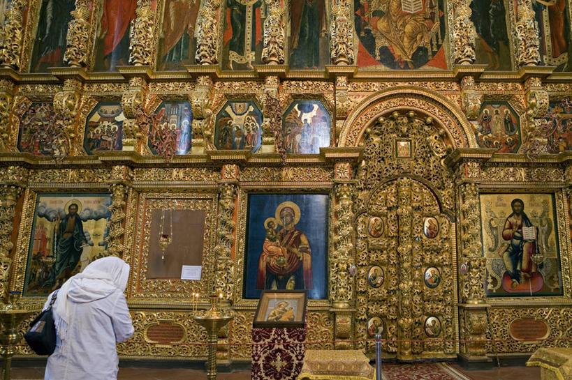 西方人,一个人,站,横图,室内,白天,民族服装,旅游,度假,绘画,标志建筑,地标,建筑,雕塑,欧洲,俄罗斯,欧洲人,亚洲,仅一个女性,仅一个人,阴影,节日,艺术,装饰,反射,包,雕刻,雕像,皮包,影子,墙,文化,娱乐,建设,壁画,墙壁,墙面,一个,背面,工艺品,低头,祈祷,站着,仅一个中年女性,享受,休闲,健康,旅游胜地,放松,许愿,宗教,信仰,单个,纪念,华丽,修饰,祈求,单肩包,美术,点缀,基督教,天主教,修道院,主题,陈列,信念,首府,功能,美学,衬托,美观,雅致,雅观,俄联邦,俄罗斯联邦,垂头,神学院,修院,隐修院,科斯特罗马,科斯特罗马州,平安,女人,女性,中年女性,白种人,画画,站立,半身,彩图,传统服装,民俗服