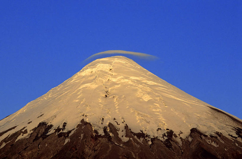 无人,横图,室外,白天,正面,旅游,度假,火山,美景,山,雪,雪山,大雪,智利,阴影,光线,影子,冰,积雪,景观,山峰,雪景,冬季,冬天,山峦,娱乐,蓝色,蓝天,天空,阳光,自然,天,享受,休闲,景色,南美,放松,寒冷,晴朗,冰冷,南美洲,拉丁美洲,自然风光,美洲,万里无云,亚美利加洲,严寒,南亚美利加洲,智利共和国,冰凉,酷寒,凛冽,凛凛,极冷,奥索尔诺火山,活火山,晴空,晴空万里,彩图,湖大区