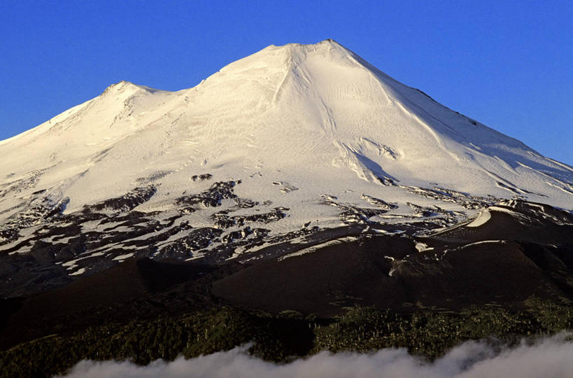 无人,横图,室外,白天,正面,旅游,度假,火山,美景,山,雪,雪山,大雪,智利,阴影,光线,影子,冰,积雪,景观,山峰,雪景,冬季,冬天,山峦,娱乐,蓝色,蓝天,天空,阳光,自然,天,享受,休闲,景色,南美,放松,寒冷,晴朗,冰冷,南美洲,拉丁美洲,自然风光,美洲,万里无云,亚美利加洲,严寒,南亚美利加洲,智利共和国,冰凉,酷寒,凛冽,凛凛,极冷,阿劳卡尼亚大区,活火山,晴空,晴空万里,彩图,湖大区,亚伊马火山