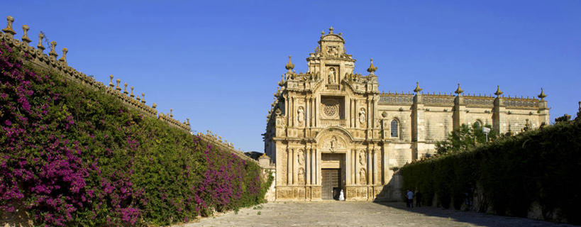 无人,横图,室外,白天,正面,旅游,度假,名胜古迹,植物,标志建筑,道路,地标,建筑,路,西班牙,欧洲,阴影,节日,环保,遗迹,盛开,光线,影子,墙,小路,防护,交通,花蕾,古迹,文化,文物,娱乐,建设,古建筑,安达卢西亚,墙壁,墙面,花,花瓣,花朵,鲜花,树,树木,蓝色,绿色,蓝天,天空,阳光,自然,天,花苞,花蕊,祈祷,享受,休闲,健康,旅游胜地,放松,许愿,宗教,信仰,生长,晴朗,成长,纪念,祈求,基督教,美好,美妙,南欧,天主教,修道院,安达鲁西亚,间隔,信念,古文明,万里无云,加的斯,西班牙王国,美观,雅观,安达卢西亚自治区,绿篱,生篱,树篱,植篱,神学院,修院,隐修院,赫雷斯.德拉弗龙特拉,平安,晴空,晴空万里,彩图