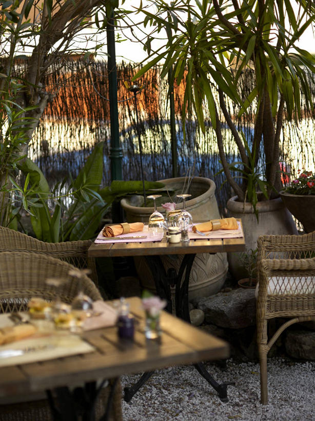 无人,竖图,室外,白天,正面,度假,美景,植物,餐桌,桌子,城市风光,城市,椅子,法国,欧洲,戛纳,阴影,光线,影子,木椅,景观,娱乐,树,树木,绿色,阳光,自然,享受,休闲,景色,放松,生长,成长,餐台,西欧,法兰西,咖啡店,咖啡屋,滨海阿尔卑斯,法兰西共和国,法兰西第五共和国,普罗旺斯.阿尔卑斯.蓝色海岸,普罗旺斯.阿尔卑斯.蓝色海岸大区,滨海阿尔卑斯省,坎城,康城,彩图,咖啡馆