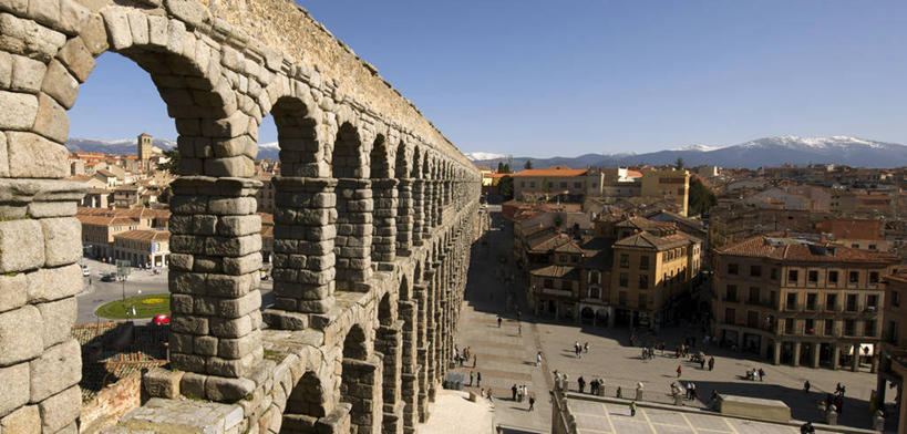 西方人,家,站,走,横图,室外,白天,正面,旅游,度假,山,山脉,标志建筑,地标,建筑,西班牙,欧洲,欧洲人,一排,许多,行人,游客,游人,阴影,服装,整齐,并列,并排,光线,影子,房屋,屋子,山峰,公寓,拱门,山峦,很多,许多人,注视,休闲装,娱乐,建设,洋房,楼房,路人,旅客,住宅,排列,衣服,蓝色,蓝天,天空,阳光,群山,天,观察,看,站着,一群人,享受,休闲,休闲服,旅游胜地,放松,服饰,晴朗,观看,察看,队列,关注,南欧,平行,万里无云,西班牙王国,卡斯蒂利亚,塞哥维亚省,卡斯蒂利亚.莱昂,过客,男人,男性,年轻男性,年轻女性,女人,女性,白种人,晴空,晴空万里,步行,散步,站立,走路,半身,彩图,房子