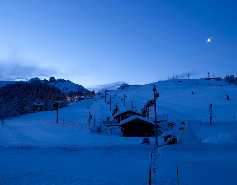 无人,家,木屋,横图,室外,夜晚,正面,旅游,度假,美景,山,雪,雪山,大雪,法国,欧洲,冰,积雪,景观,山峰,雪景,月亮,冬季,冬天,山峦,月光,娱乐,住宅,蓝色,蓝天,天空,自然,天,享受,休闲,景色,放松,寒冷,明亮,冰冷,西欧,法兰西,自然风光,法兰西共和国,法兰西第五共和国,严寒,皎洁,冰凉,酷寒,凛冽,凛凛,极冷,萨瓦省,彩图,茅舍,茅屋,棚屋,小木屋,小屋,罗讷.阿尔卑斯,罗讷.阿尔卑斯大区,高雪维尔,三峡谷,三峡谷滑雪场