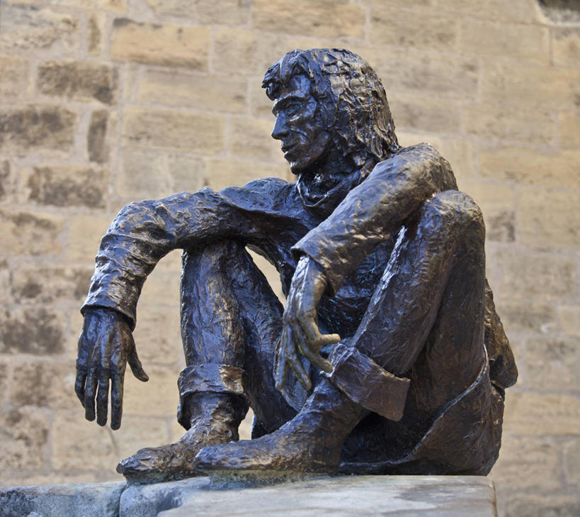 西方人,一个人,无人,坐,横图,室外,白天,侧面,旅游,度假,标志建筑,地标,建筑,雕塑,法国,欧洲,欧洲人,仅一个男性,仅一个人,仅一个中年男性,阴影,服装,艺术,装饰,光线,雕刻,雕像,影子,墙,注视,娱乐,建设,墙壁,墙面,衣服,阳光,工艺品,观察,看,享受,休闲,旅游胜地,放松,搭,服饰,观看,纪念,美术,察看,衣着,西欧,穿着,搭着,关注,法兰西,主题,陈列,法兰西共和国,阿基坦,功能,美学,法兰西第五共和国,衣饰,多尔多涅省,亚魁当,阿基坦大区,多尔多涅,男人,男性,中年男性,白种人,坐着,彩图,全身,萨拉拉卡内达区