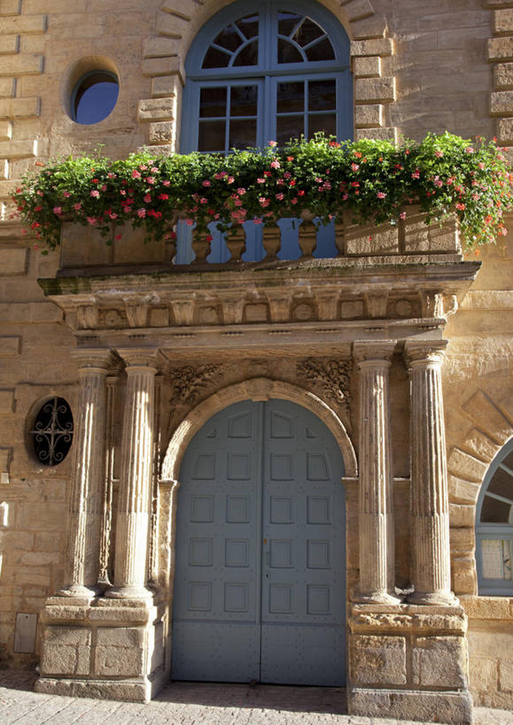 无人,家,竖图,室外,白天,正面,度假,美景,植物,别墅,窗户,门,城市风光,城市,法国,欧洲,阴影,盛开,光线,盆栽,影子,房屋,屋子,景观,公寓,盆景,花蕾,娱乐,洋房,楼房,玻璃窗,住宅,花,花瓣,花朵,鲜花,绿色,阳光,自然,门框,花苞,花蕊,享受,休闲,景色,放松,生长,成长,西欧,法兰西,法兰西共和国,阿基坦,法兰西第五共和国,多尔多涅省,亚魁当,阿基坦大区,多尔多涅,彩图,房子,萨拉拉卡内达区